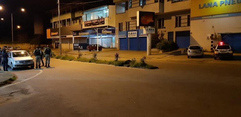 Motorista abre a porta do carro e causa acidente com ciclista em Itabira