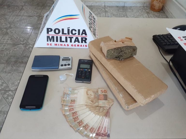 Duas barras de maconha são apreendidas em operação da PM no Prata