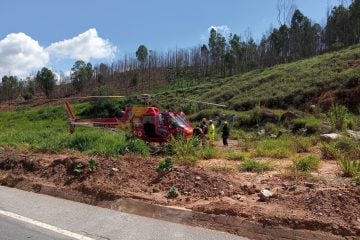 Helicóptero é utilizado em resgate de vítimas em acidente em Goiabal