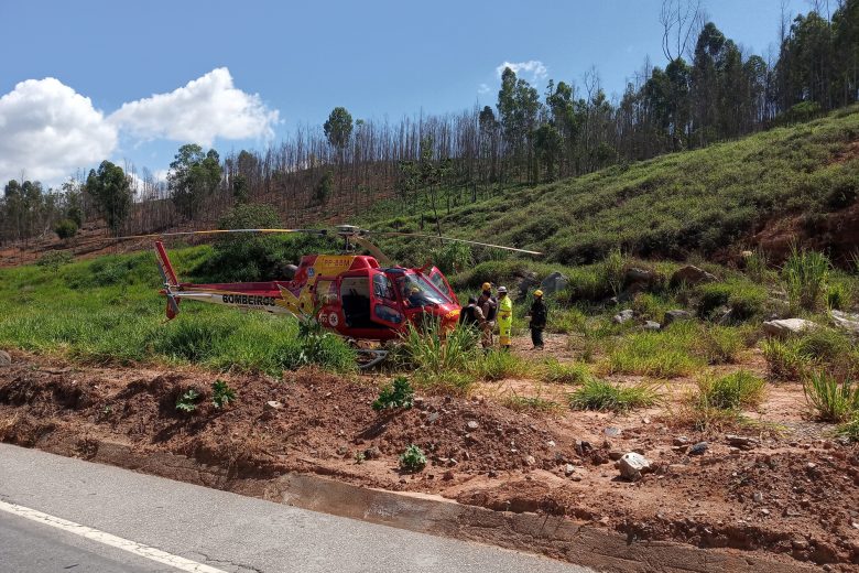 Helicóptero é utilizado em resgate de vítimas em acidente em Goiabal