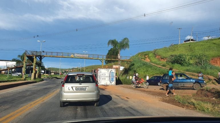 Caminhão tomba no trevo de Monlevade