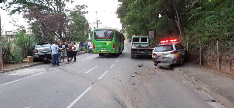 Motorista alcoolizado e sem habilitação provoca acidente envolvendo viatura em Itabira