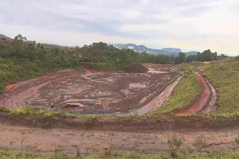 Barragem transborda devido à forte chuva em Congonhas