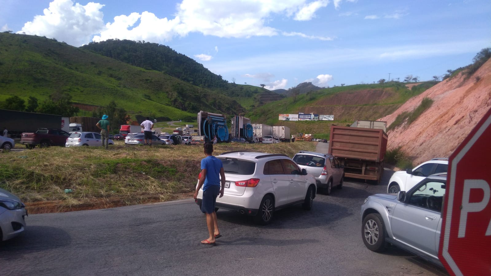 Pista é liberada em Nova Era após mais de 6 horas de interdição