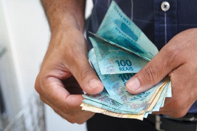 Senado aprova benefício de R$ 600 a autônomos e informais