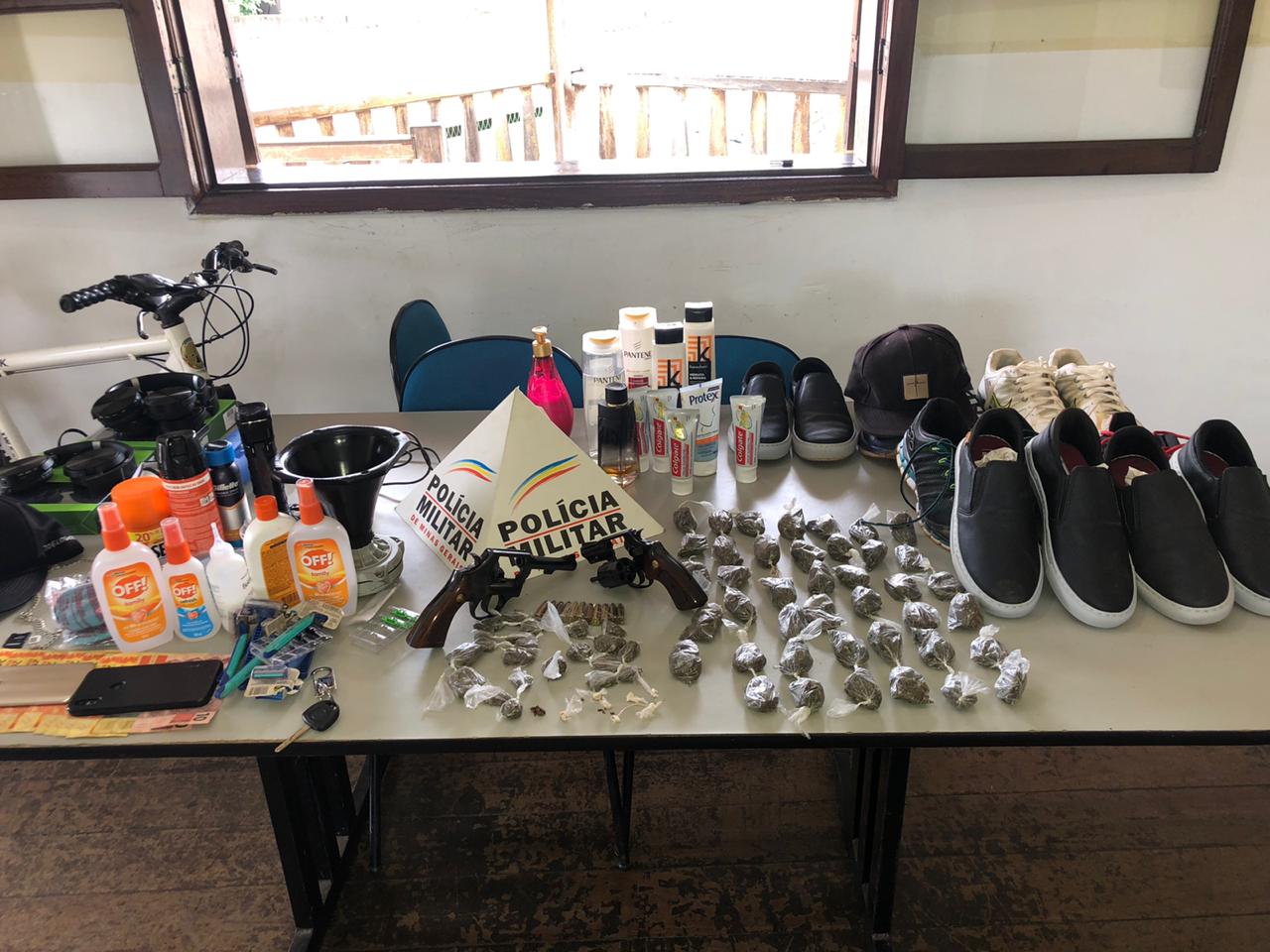 Drogas e armas são apreendidas durante apuração de assassinato em Bela Vista de Minas