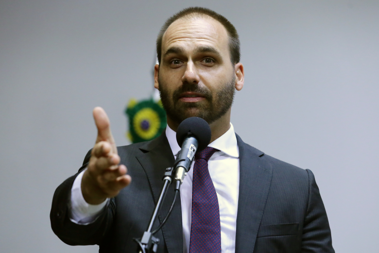 PSL suspende Eduardo Bolsonaro por um ano; outros 17 deputados são punidos