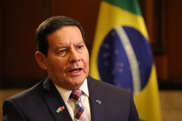Mourão diz que para estender auxílio, gastos terão de ser cortados
