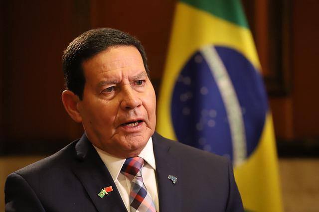 Mourão diz que para estender auxílio, gastos terão de ser cortados