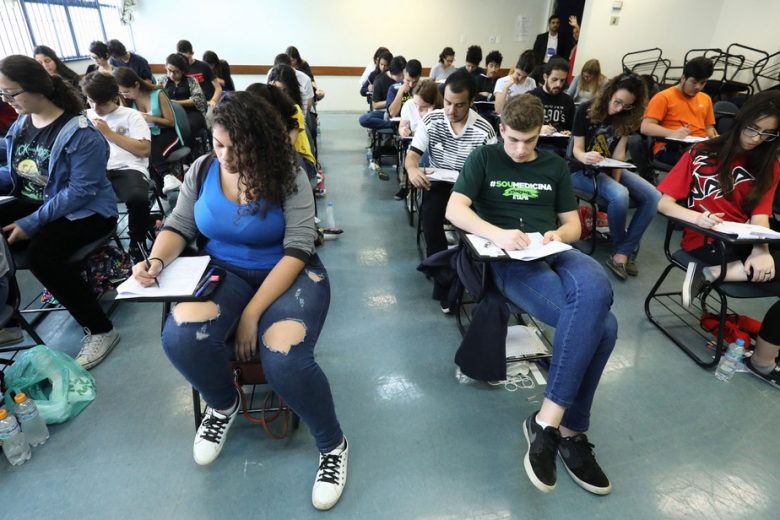 Fuvest divulga notas de corte e mínimo para Medicina chama atenção