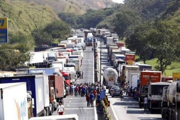 Bolsonaro pede para caminhoneiros não entrarem em greve na segunda