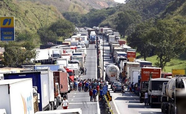 Nova greve dos caminhoneiros está marcada para quarta-feira, 19