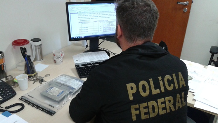 Homem é preso por armazenar e compartilhar pornografia infantil