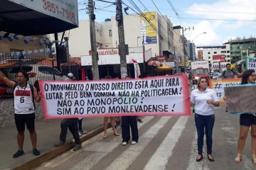 Manifestação contra aumento da passagem em Monlevade