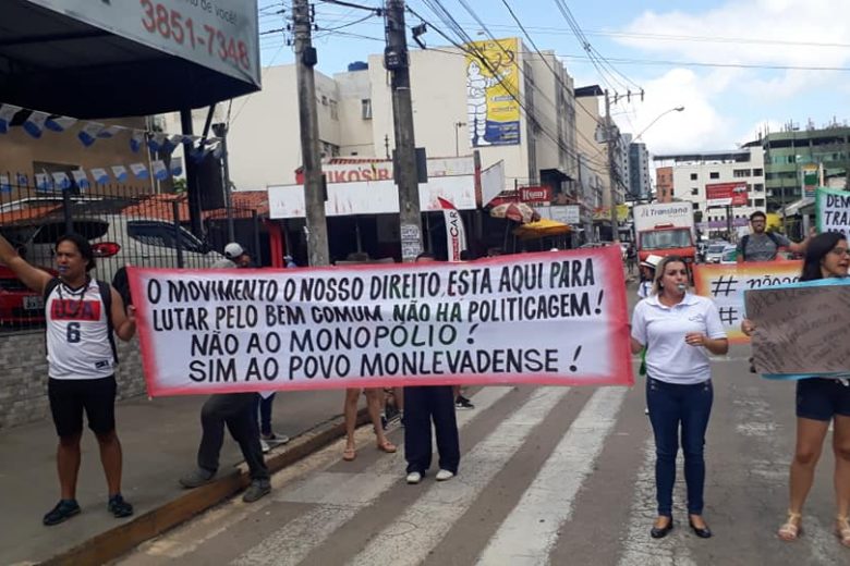 Manifestação contra aumento da passagem em Monlevade