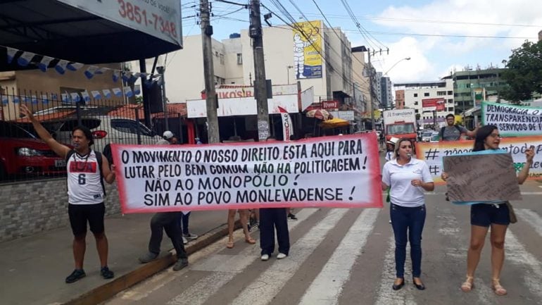 Manifestação contra aumento da passagem em Monlevade