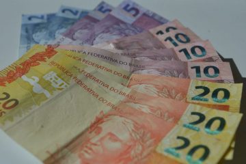 Lei de Diretrizes Orçamentárias prevê salário mínimo de R$ 1.294 em 2023