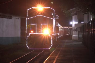 Trem de passageiros da Vale ganha iluminação especial para o Natal