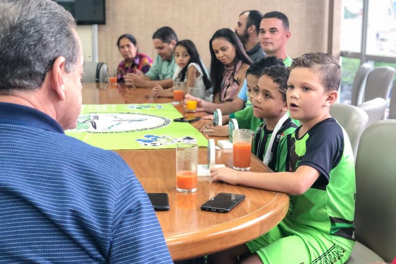 Prefeito homenageia atletas itabiranos vencedores de competição na Colômbia