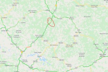 Trecho da BR-381 é interditado nos dois sentidos após tombamento de caminhão
