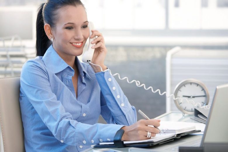 Empresa contrata recepcionista e oferece salário de R$1.600 mais benefícios