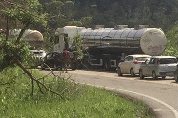 Colisão entre moto e caminhonete deixa três pessoas feridas na BR-381