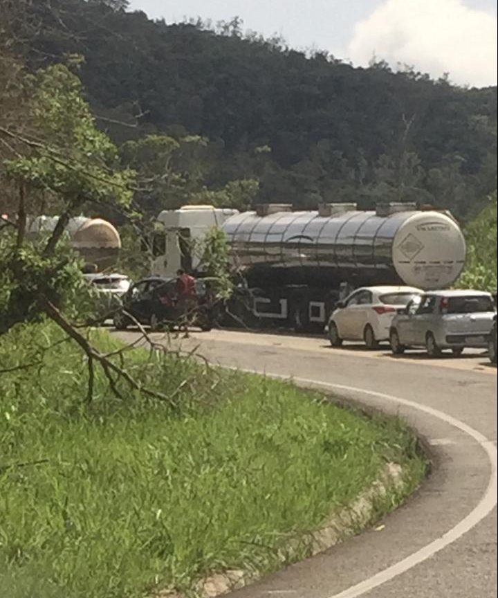 Colisão entre moto e caminhonete deixa três pessoas feridas na BR-381