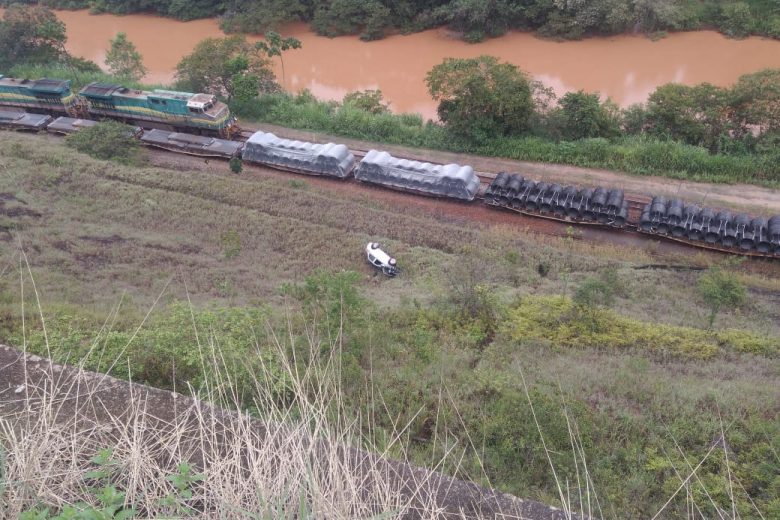Carro cai em ribanceira com mais de 30 metros de altura em Rio Piracicaba