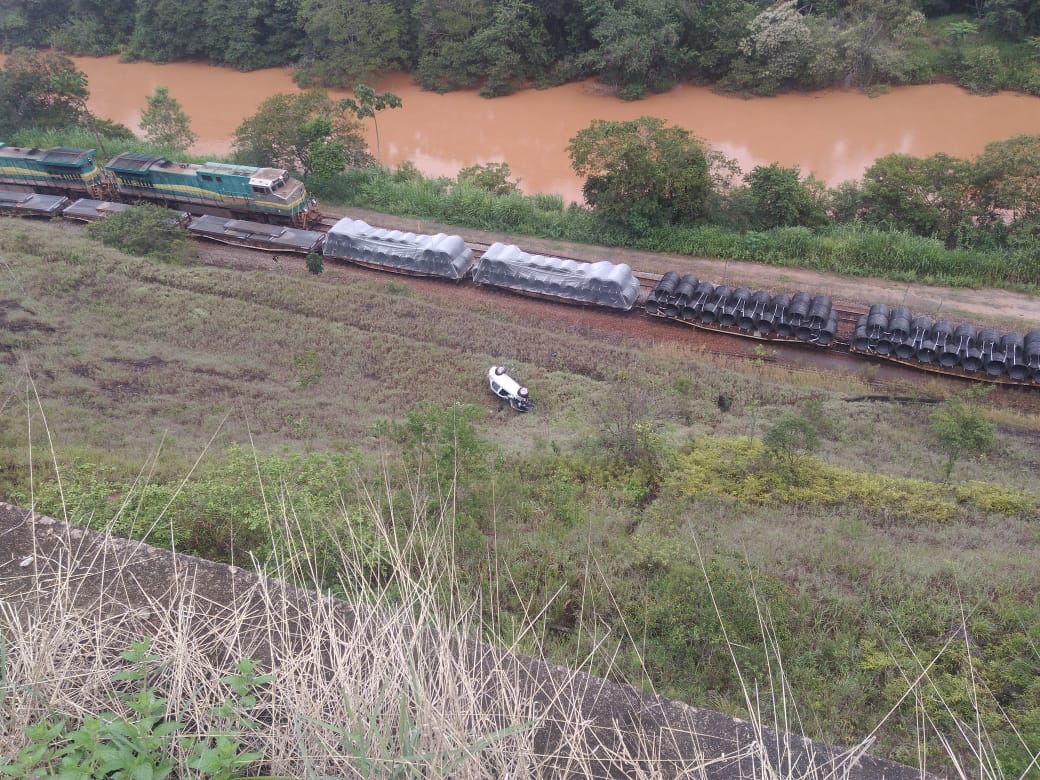 Carro cai em ribanceira com mais de 30 metros de altura em Rio Piracicaba