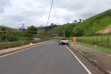 Caminhote destrói poste na avenida Li Guerra em Itabira