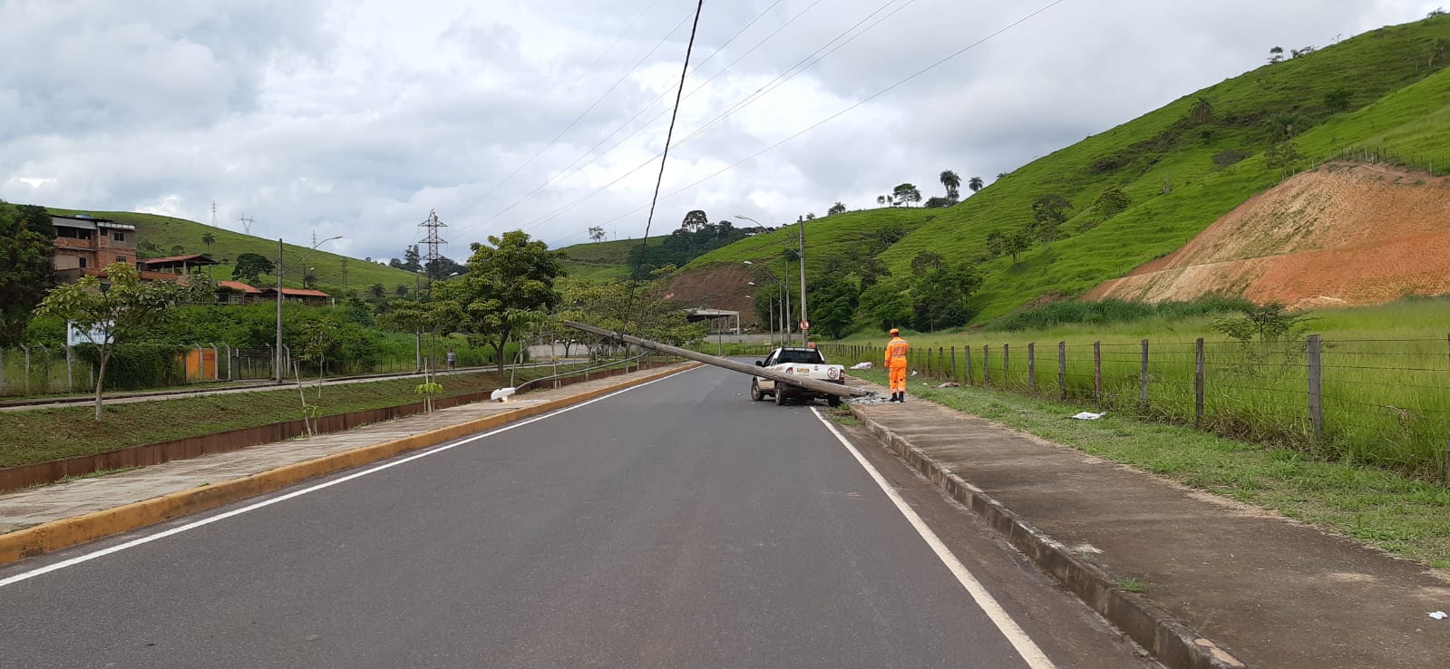 Caminhote destrói poste na avenida Li Guerra em Itabira