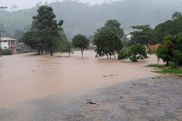 Chuva em Santa Maria obriga moradores a abandonarem casas de botes