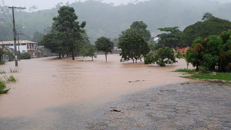 Chuva em Santa Maria obriga moradores a abandonarem casas de botes