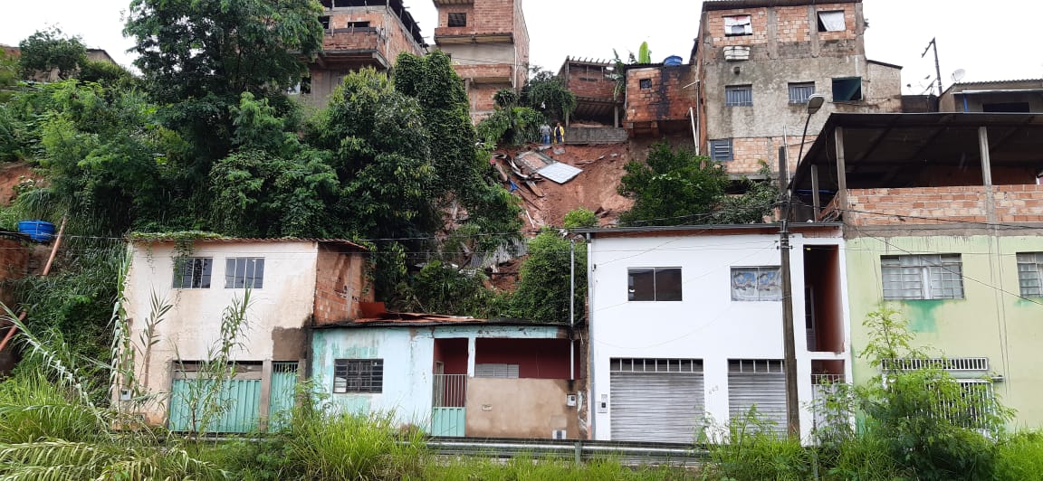 Deslizamentos obrigam pelo menos 30 pessoas a saírem de casa em Itabira