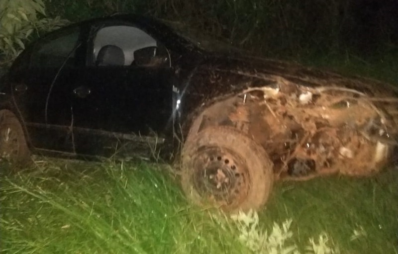 Gol capota em ribanceira e jovem fica ferido no bairro Valença