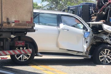 Carro é destruído em acidente na BR-381