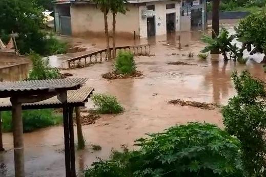 Açudes se rompem e provocam inundação no Vale do Jequitinhonha