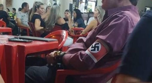 Promotoria denuncia homem que usou braçadeira nazista