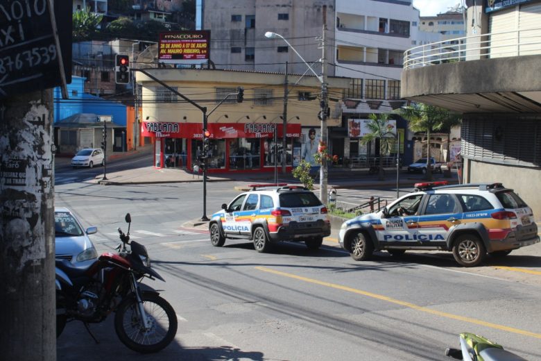 Câmeras flagram homem furtando caixa de cerveja em supermercado
