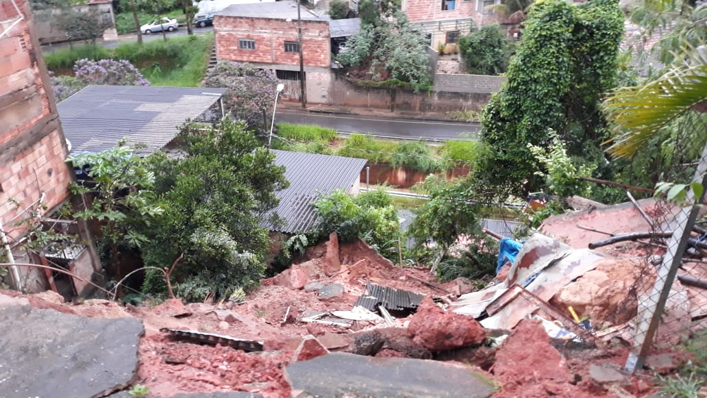 Desmoronamentos, quedas de árvores, ruas interditadas: chuva faz estragos em Itabira durante madrugada