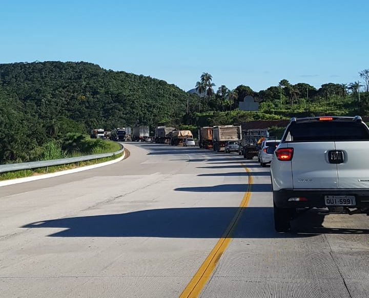 Acidente causa 4km de congestionamento na BR-381 neste sábado