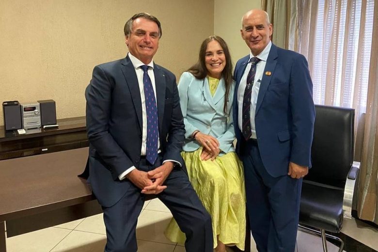 “Estamos noivando”, diz Regina Duarte após convite de Bolsonaro para Secretaria da Cultura
