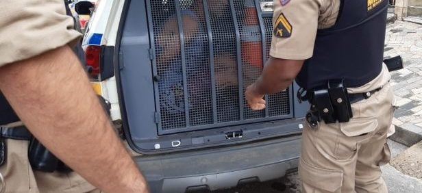 Polícia prende dois suspeitos após furto à residência em Itabira