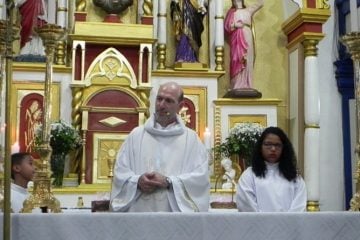Fiéis homenageiam padre Flávio Assis, que deixará Itabira neste mês