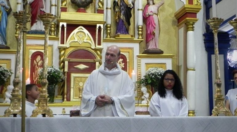 Fiéis homenageiam padre Flávio Assis, que deixará Itabira neste mês