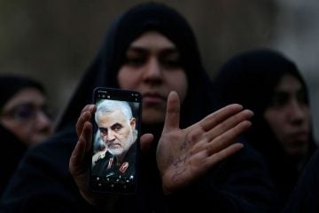 Milhares de pessoas participam do funeral de general iraniano