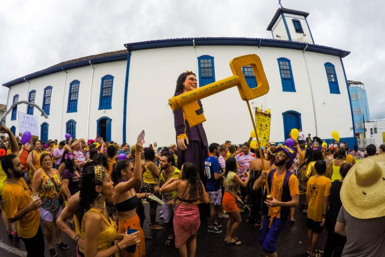 Cortejo do Bloco da Madalena desfila pelas ruas de Itabira em fevereiro