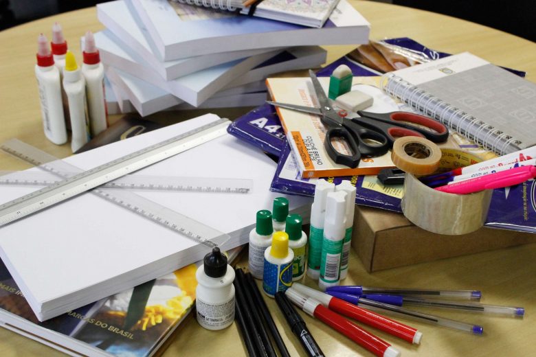 Ipem-MG orienta consumidores na compra do material escolar