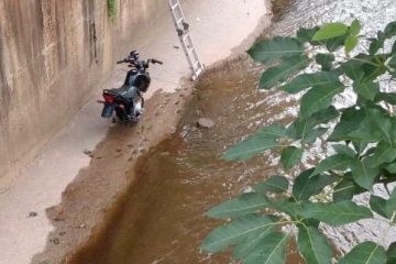 Moto furtada é encontrada sem as rodas jogada no canal da Praia