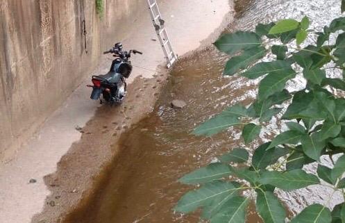 Moto furtada é encontrada sem as rodas jogada no canal da Praia